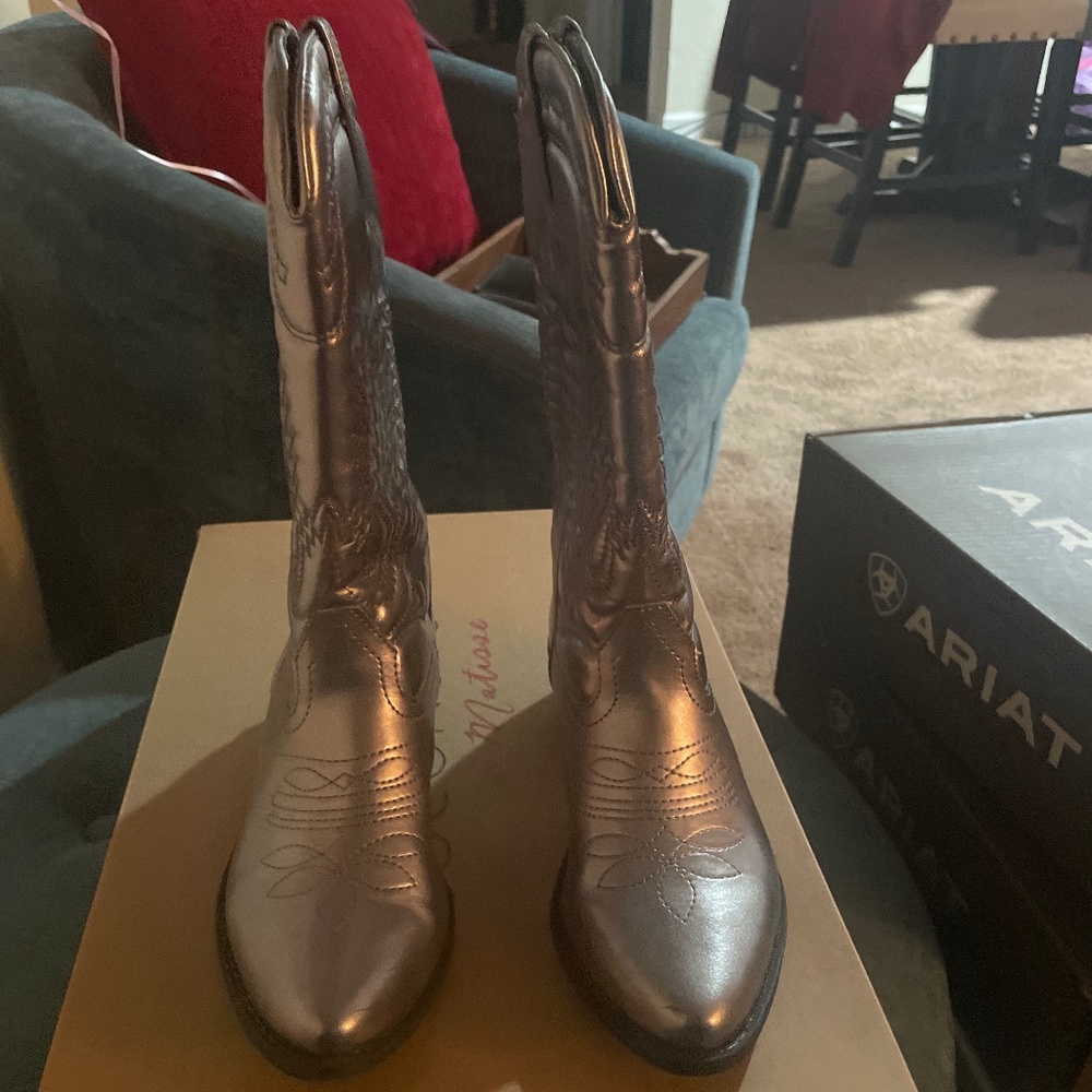 Women’s Coconuts Rancho Silver Boots Sz 7